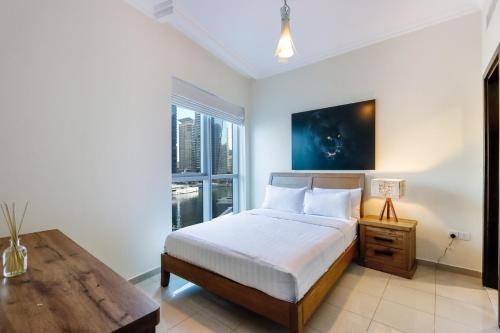 Postel nebo postele na pokoji v ubytování Livbnb- 1BR in Marina w/ Direct Marina Walk Access