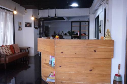 uma grande cómoda de madeira numa sala de estar em isleep guesthouse em Chiang Mai