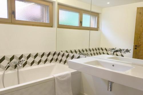 Rosalp 324 في فيربير: حمام أبيض مع مغسلتين وحوض استحمام