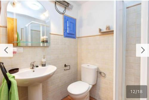 een badkamer met een wit toilet en een wastafel bij Casa La Estrella in Guájar Fondón