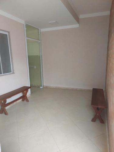 a empty room with a bench and a window at Alto padrão !Forno Pizza! Hidro !Vista linda! in Poços de Caldas
