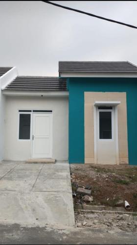 una casa blu e bianca con due porte garage di Lotus CG19/05 
