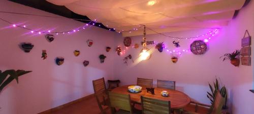 ein Esszimmer mit einem Tisch und Lampen an der Wand in der Unterkunft Casa Elena in Fuengirola