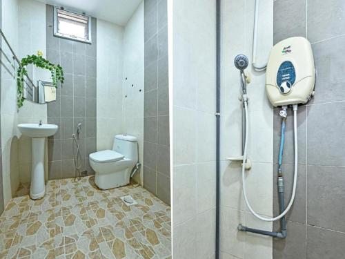 a bathroom with a shower and a toilet at UMMUL MOTEL in Arau