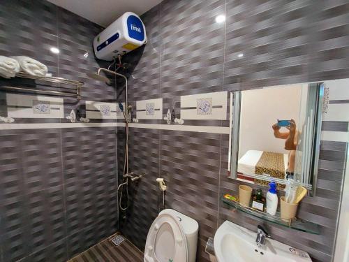 een kleine badkamer met een toilet en een wastafel bij Nhà nghỉ giá rẻ hội an in Hội An