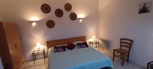 - une chambre avec un lit, 2 tables et 2 chaises dans l'établissement Gîte Les Oliviers avec piscine Mas de St Jean Ventoux, à Saint-Romain-en-Viennois