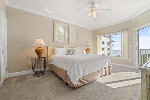 um quarto com uma cama com 2 candeeiros e uma janela em Palm Beach D45 em Gulf Shores