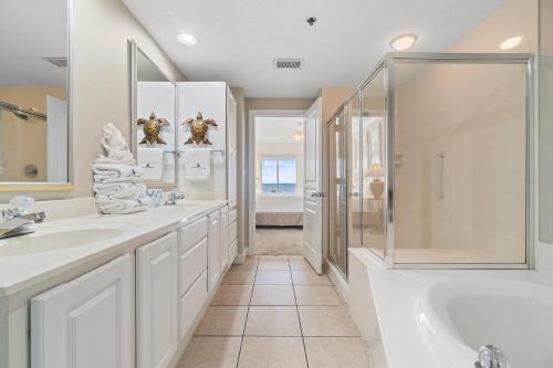 uma casa de banho branca com 2 lavatórios e um chuveiro em Palm Beach D45 em Gulf Shores
