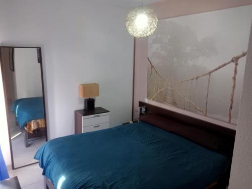 een slaapkamer met een bed met een spiegel en een brug aan de muur bij Apartamento playas de Vera con vistas al mar in Vera