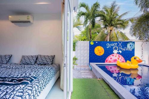 niewielka sypialnia z łóżkiem i ścianą z malowidłem ściennym w obiekcie Space X Slider 4 Bedrooms Pool Villa Huahin w mieście Hua Hin