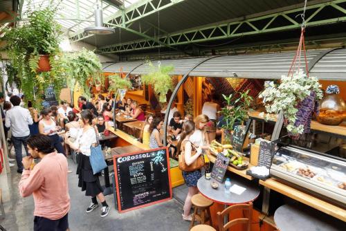 Une foule de gens se tenant dans une aire de restauration dans l'établissement Appartement Bretagne 4 places, à Paris