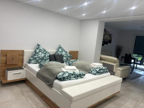 un sofá blanco con almohadas en la sala de estar en Lenti Düsseldorfer Apartment’s en Düsseldorf