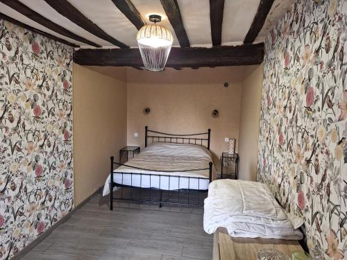 Un pat sau paturi într-o cameră la La Petite Maison Dans la Nature