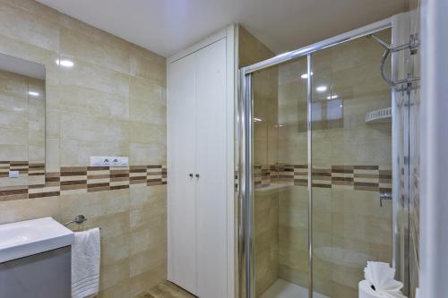 Un baño con ducha de cristal y lavabo. en Atico Puerto Feliz 1 "The Paradise", en Puerto Rico de Gran Canaria