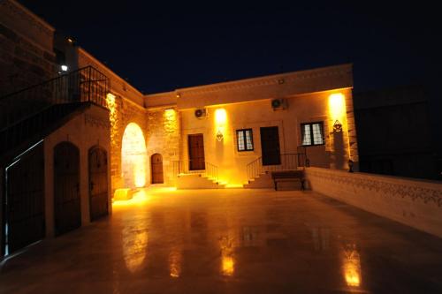 ein leerer Innenhof eines Gebäudes in der Nacht in der Unterkunft ARTUKHAN BUTİK HOTEL in Mardin