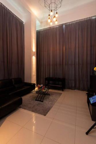 Ruang duduk di XBox, Karaoke, Foosball, PoolTable, IceHockey, Ping Pong, Board Games