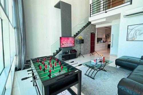 Televisyen dan/atau pusat hiburan di XBox, Karaoke, Foosball, PoolTable, IceHockey, Ping Pong, Board Games