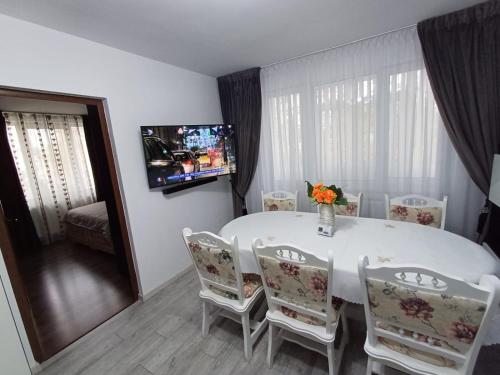 uma sala de jantar com uma mesa branca e cadeiras em sweethomegalati em Galaţi