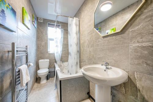 La salle de bains est pourvue d'un lavabo et de toilettes. dans l'établissement *RC12s* For your most relaxed & Cosy stay + Free Parking + Free Fast WiFi *, à Headingley