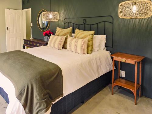 um quarto com uma cama grande e uma mesa em 41 South B em Mtunzini