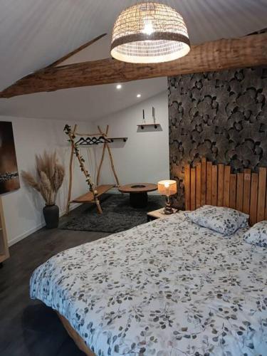 une chambre avec un grand lit et une lampe dans l'établissement Maison authentique au pieds du vignoble de 135m2 6 personnes, à La Charme
