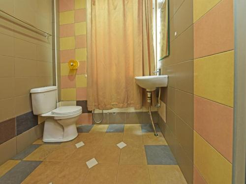 a bathroom with a toilet and a sink at UMMUL MOTEL CMART in Arau