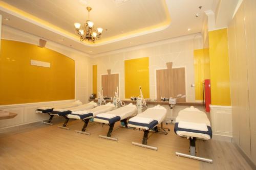 een wachtkamer met stoelen en een tandheelkundige kliniek bij Sira Grande Hotel & Spa in Patong Beach