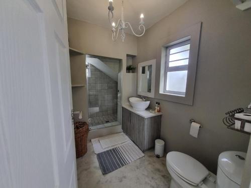 y baño con aseo, lavabo y espejo. en Manatoka Unit 2, en Jacobs Bay