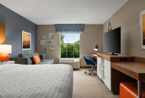 Habitación de hotel con cama y escritorio en Hampton Inn South Kingstown - Newport Area, en South Kingstown