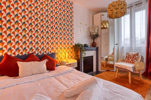 - une chambre avec un grand lit et une cheminée dans l'établissement Studio au cœur des Puces et à quelques mètres de Paris, à Saint-Ouen