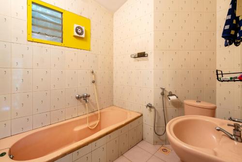 ein Badezimmer mit einer Badewanne und einem Waschbecken in der Unterkunft Nature Routes Cottage in Munnar