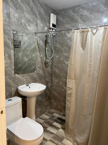 y baño con aseo, lavabo y ducha. en C View Resort en Sipalay