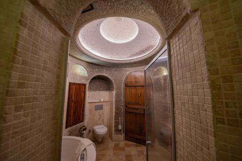 Salle de bains dans l'établissement Safran Cave Hotel