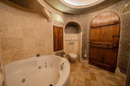 Salle de bains dans l'établissement Safran Cave Hotel