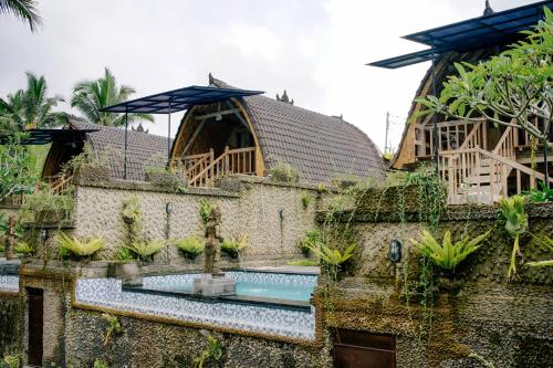 Kolam renang di atau dekat dengan Alvia Joglo House & Private Pool