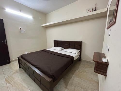 1 dormitorio con 1 cama en una habitación en The kaya homestay Srirangam, en Srīrangam