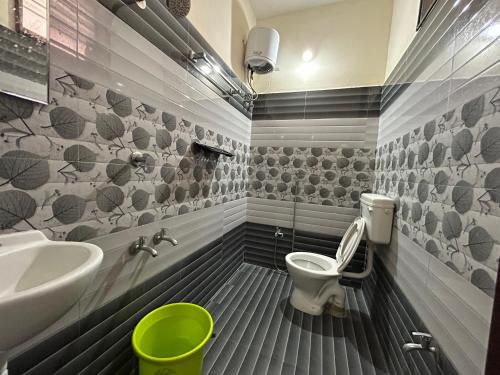 a bathroom with a sink and a toilet at The kaya homestay Srirangam in Srīrangam