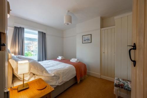 - une chambre avec un lit et une fenêtre dans l'établissement 4 Malvern House by Big Skies Cottages, à Trimingham