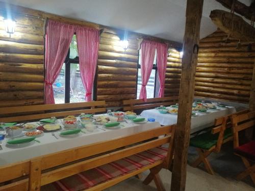 uma mesa com pratos de comida em cima em ETNO KOMPLEX NIKOLOV em Dimitrovgrad