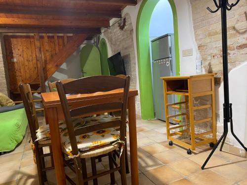 Habitación con 2 sillas, mesa y estante en CasaNella, en Lanciano
