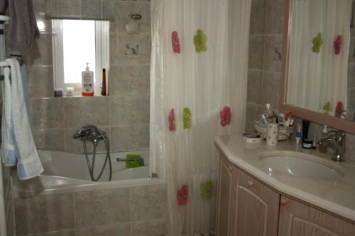ein Badezimmer mit einer Badewanne, einem Waschbecken und einer Badewanne in der Unterkunft House Angie in Porto Rafti