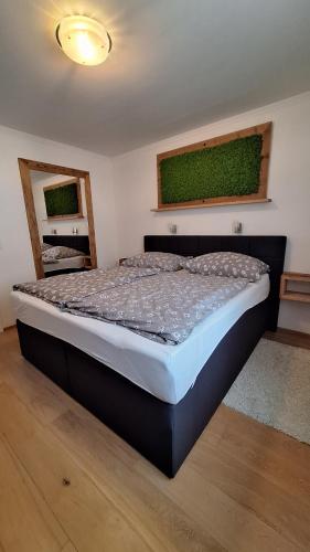 - une chambre avec un grand lit dans l'établissement Velbenhof, à St. Johann in Tirol