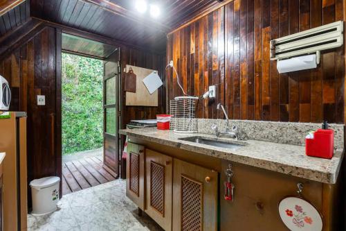 a bathroom with a sink and a toilet at Chalé inteiro completo a 5 min a pé do Capivari - Campos do Jordão in Campos do Jordão