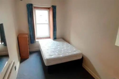 a small room with a bench with a window at Roy's House in Dublin