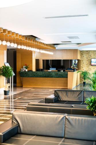 a lobby of a hotel with a waiting room at HALLEY OTEL in Denizli