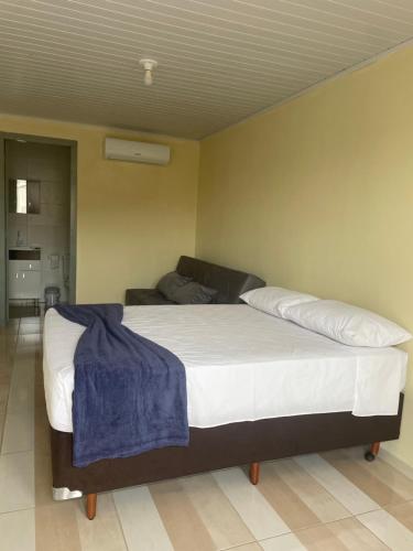 Postel nebo postele na pokoji v ubytování Suite em Penha ao lado do Beto Carrero