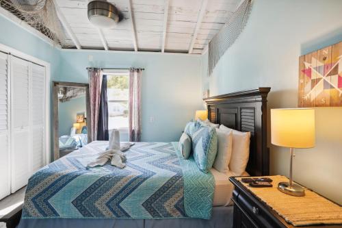 1 dormitorio con 1 cama y 1 mesa con lámpara en Beach Life 2, en St Pete Beach