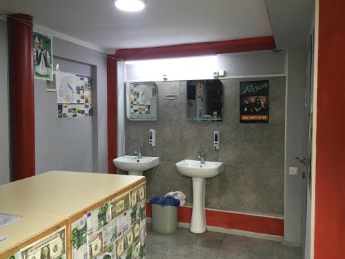 Baño con 2 lavabos y espejo en Kargi Youth Hostel en Tiflis