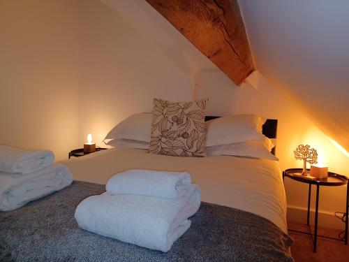 - une chambre avec un lit doté de draps et d'oreillers blancs dans l'établissement Beckview Apartment and En-Suite, à Scalby