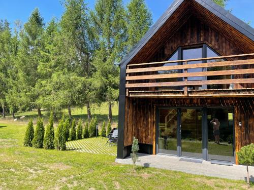 Κήπος έξω από το Przystanek Kistówko komfortowe domki z jacuzzi, staw wędkarski, kominek, las, przestrzeń
